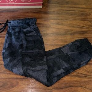 Black camo jogger